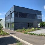 montagehalle und bürogebäude