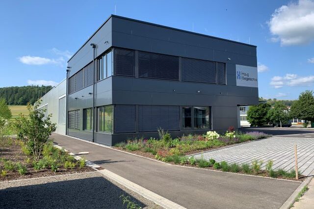 montagehalle und bürogebäude