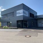 montagehalle und bürogebäude