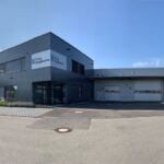 montagehalle und bürogebäude